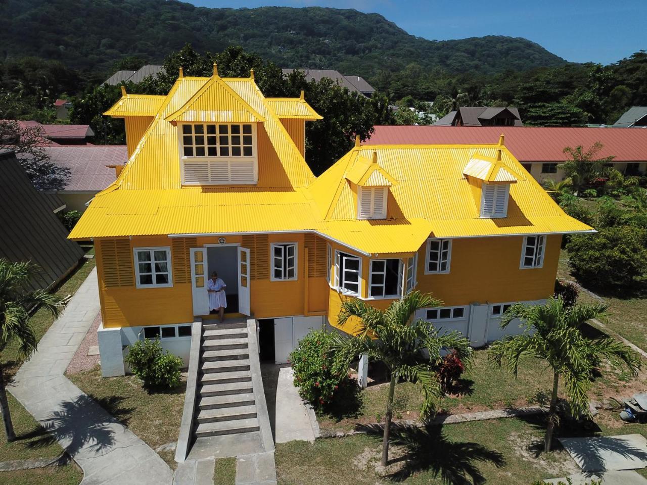 Cabană Island *